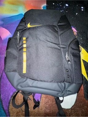 mens nike kyrie basketball black anthracite backpack Mesh front and side pockets allow you to safely store your smaller gear on the go Backpack Nike Hoops Elite (32L)